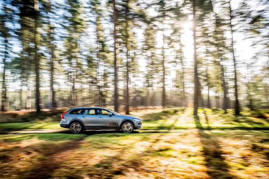  Volvo V90 D5 Cross Country 2017 года  (UK) (фото 4 из 8)